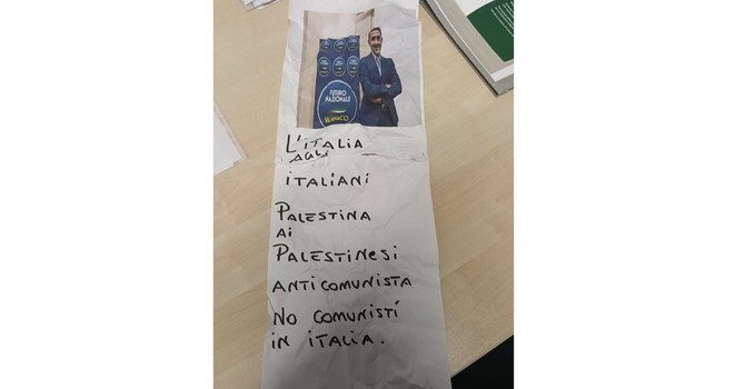 Il volantino comparso sulla sede Adl Il volantino comparso sulla sede Adl