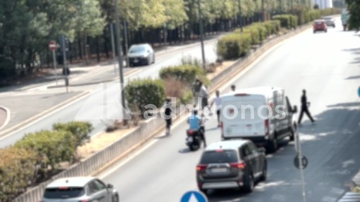 Rissa con spranghe e bottiglie in centro a Milano, caos tra le auto
