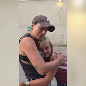 La dedica di Emma dal palco alla piccola Alba, fan speciale La dedica di Emma dal palco alla piccola Alba, fan speciale