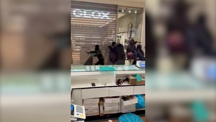 Rapinano gioielleria nel Pavese armati di martello, nella fuga aggredito carabiniere in pensione