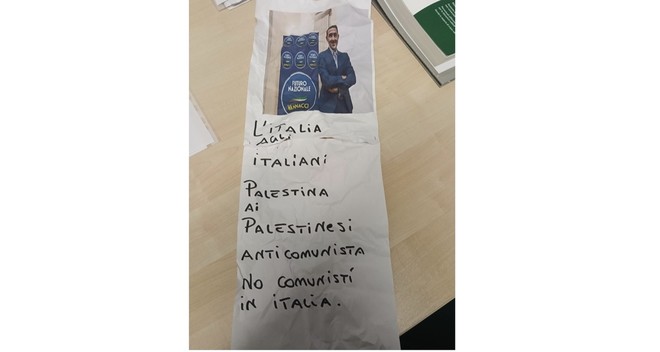 Il volantino comparso sulla sede Adl