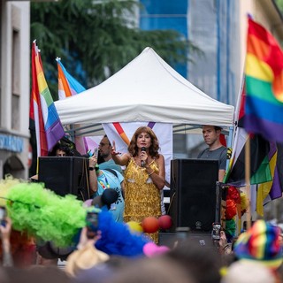 Vladimir Luxuria guida la marea colorata al Varese Pride 2025 (foto Galbiati)
