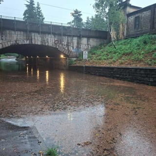 Nell'acqua di via Tasso galleggiavano anche tante foglie ieri