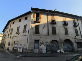 L'immobile che sorge tra via Solferino e via Montebello
