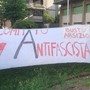 Lo striscione del Comitato al presidio contro il Remigration Summit nella scorsa primavera