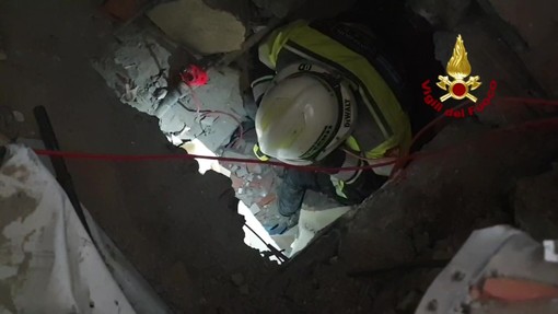 Donna e figli intrappolati sotto le macerie in Venezuela, Vigili del Fuoco italiani al lavoro