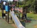 Giovani vandali danneggiano i giochi del Parco Carducci a Olgiate