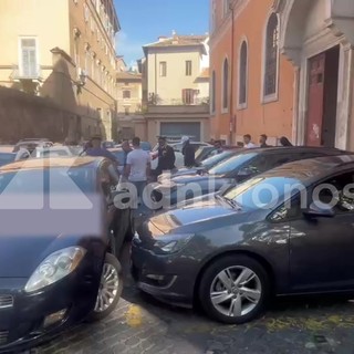 Banda delle minicar a Roma, l'uscita di uno degli indagati dal tribunale per i minorenni Banda delle minicar a Roma, l'uscita di uno degli indagati dal tribunale per i minorenni