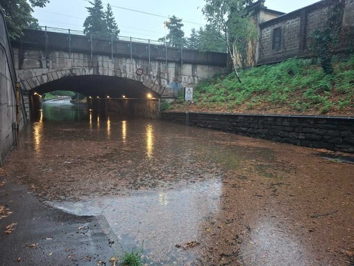 Nell'acqua di via Tasso galleggiavano anche tante foglie ieri Nell'acqua di via Tasso galleggiavano anche tante foglie ieri