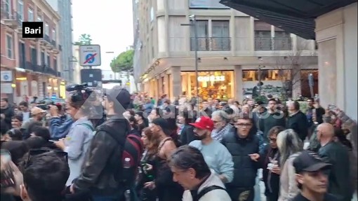 Da Milano a Bari e Roma, tra cori e bandiere le manifestazioni in tutta Italia