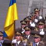Ucraina, i soldati di Kiev sfilano nella parata di Parigi e Zelensky si commuove