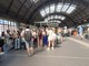 Viaggiatori chiedono informazioni agli addetti a Milano Centrale