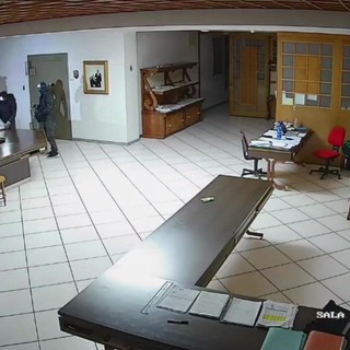 Otto banditi assaltano il caveau di un'azienda orafa, il video del tentato colpo ad Arezzo Otto banditi assaltano il caveau di un'azienda orafa, il video del tentato colpo ad Arezzo