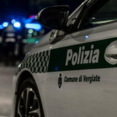 Sale sul tetto ghiacciato e minaccia di gettarsi, donna salvata da due agenti della polizia locale di Vergiate