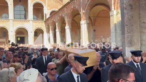 Funerali don Mazzi, l'uscita del feretro sulle note di "Io vagabondo" Funerali don Mazzi, l'uscita del feretro sulle note di "Io vagabondo"