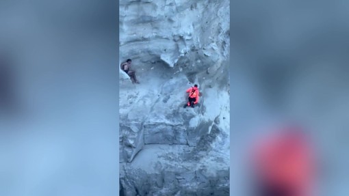 Si arrampica sulla scogliera e resta bloccato, l'intervento dei soccorsi a Bacoli Si arrampica sulla scogliera e resta bloccato, l'intervento dei soccorsi a Bacoli