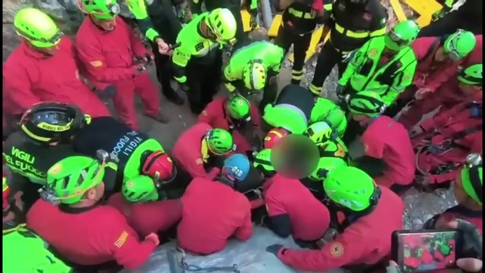 Nuoro, dopo 27 ore estratto vivo lo speleologo bloccato in una grotta