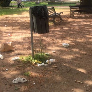 In via Foscolo si ripulisce il parco, con i rifiuti sparsi a terra