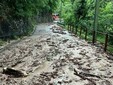 Lo smottamento sulla Provinciale per Vararo a Cittiglio (foto dalla pagina Facebook "Laveno Mombello e dintorni")