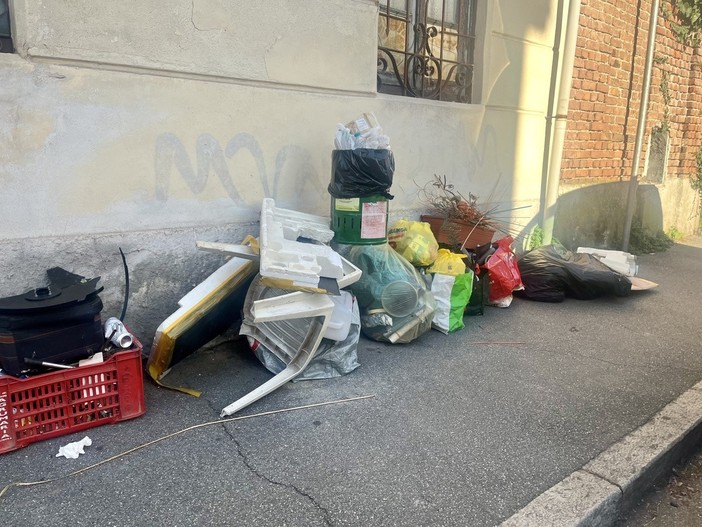 LA FOTO. Le “feste” sono già iniziate per gli incivili. Babbo Natale porterà in dono le multe con la telecamera?