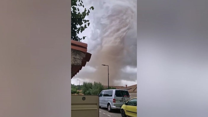 Tornado devasta un paese nel sud della Francia, danneggiate centinaia di case