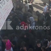 Proteste studenti a Roma, incappucciati infiltrati nel corteo Proteste studenti a Roma, incappucciati infiltrati nel corteo