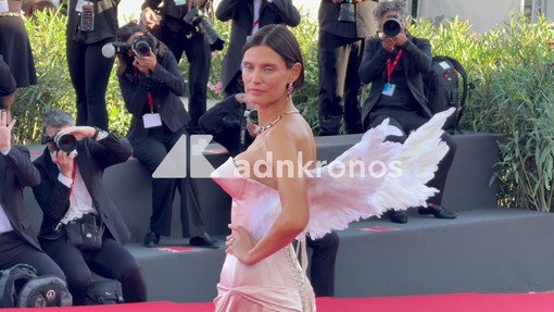 Venezia 83, Bianca Balti un angelo sul red carpet: il look con le ali incanta il Lido