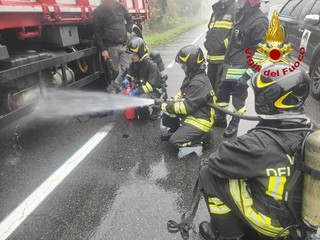 L'intervento dei vigili del fuoco sulla Sp1 per il principio d'incendio di un mezzo pesante L'intervento dei vigili del fuoco sulla Sp1 per il principio d'incendio di un mezzo pesante