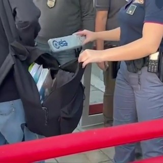 Roma, controlli di polizia con metal detector in una scuola a Tor Bella Monaca