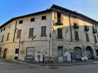 L'immobile che sorge tra via Solferino e via Montebello