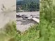 Alluvione in Nepal, la forza dell'acqua abbatte un ponte e spazza via le case Alluvione in Nepal, la forza dell'acqua abbatte un ponte e spazza via le case