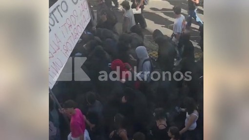 Proteste studenti a Roma, incappucciati infiltrati nel corteo Proteste studenti a Roma, incappucciati infiltrati nel corteo