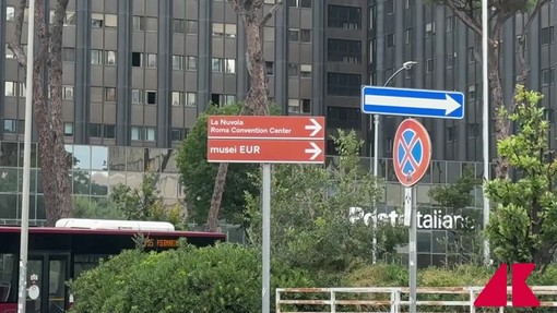 Roma, a pochi passi dalla Nuvola dell'Eur il degrado spinge i cittadini a camminare in strada
