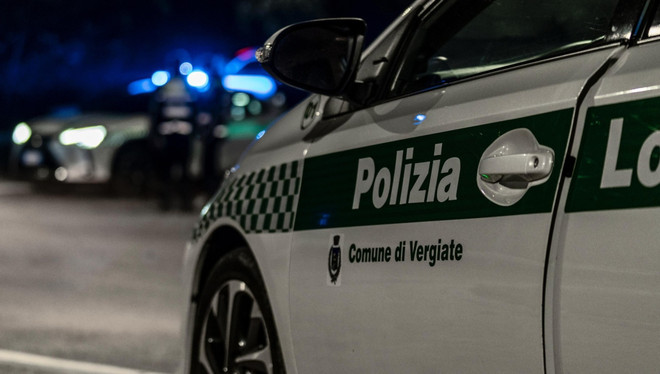 Sale sul tetto ghiacciato e minaccia di gettarsi, donna salvata da due agenti della polizia locale di Vergiate