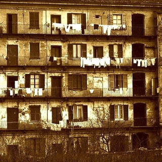 “chi lu misùa, lu dùa” - “chi sa risparmiare, resiste”