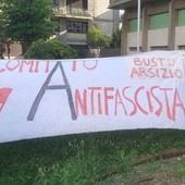 Lo striscione del Comitato al presidio contro il Remigration Summit nella scorsa primavera