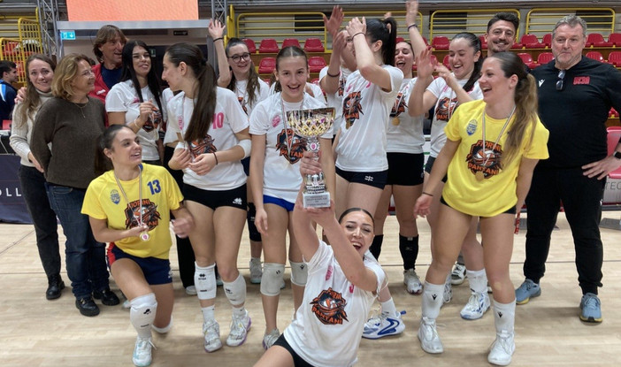 La festa del liceo Pantani per la vittoria nella prima Experience Volley School Cup