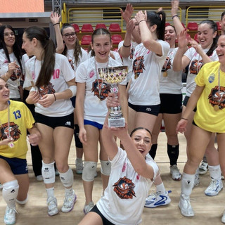 La festa del liceo Pantani per la vittoria nella prima Experience Volley School Cup