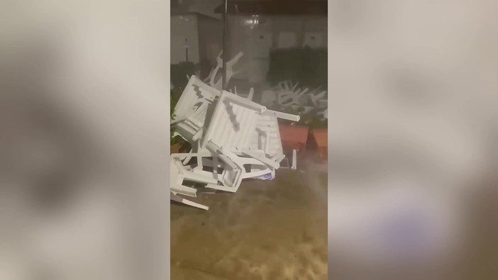 Maltempo, devastanti raffiche di vento in Toscana: tavoli e sedie spazzati via a Larciano