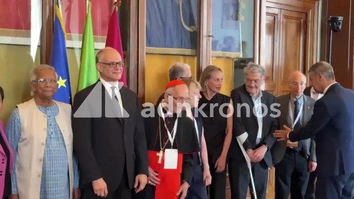 La strana coppia, Sharon Stone e Romano Prodi in Campidoglio tra sorrisi e complicità