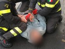 Scippa una donna ma viene immobilizzato da una squadra di vigili del fuoco