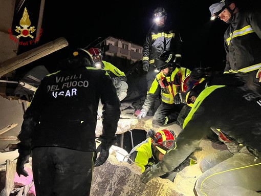 I vigili del fuoco italiani impegnati nei salvataggi - foto diffusa da loro