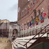 Palio di Siena ancora rinviato, piazza del Campo si svuota Palio di Siena ancora rinviato, piazza del Campo si svuota