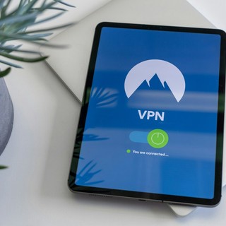 Gli strumenti che usiamo senza accorgercene: la tecnologia invisibile della vita quotidiana