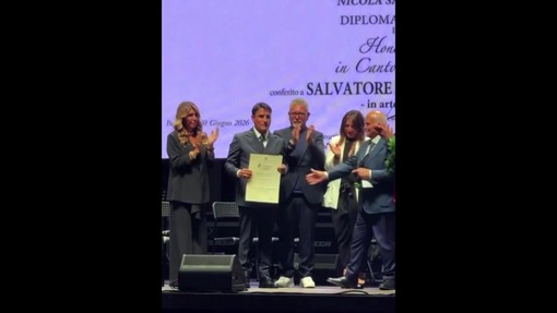 Sal Da Vinci in lacrime, la dedica nel ricevere il Diploma honoris causa
