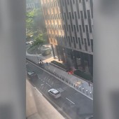 Paura a New York, ordigno incendiario davanti alla sede dell'Fbi: arrestato un uomo Paura a New York, ordigno incendiario davanti alla sede dell'Fbi: arrestato un uomo