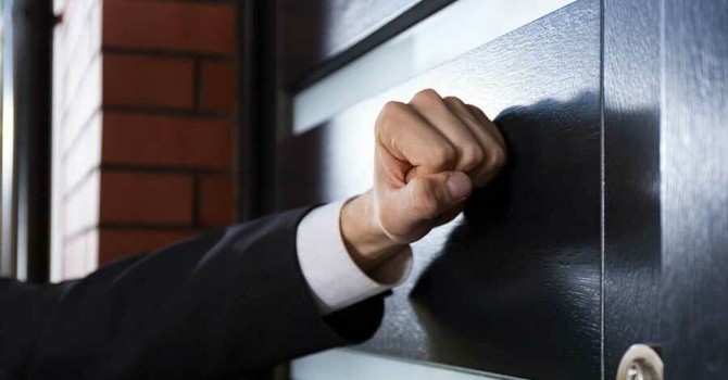 Una odiosa truffa nei confronti di oltre mille donne anziane e sole anche nel Varesotto: finti agenti le costringevano ad acquistare con ogni mezzo articoli casalinghi "farlocchi"