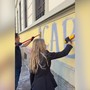 Milano, Salvini e Sardone cancellano scritte contro forze dell'ordine sul muro di una scuola