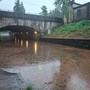 Nell'acqua di via Tasso galleggiavano anche tante foglie ieri Nell'acqua di via Tasso galleggiavano anche tante foglie ieri