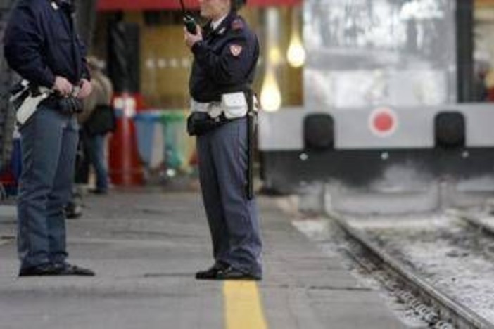 Cadavere in decomposizione sui binari, macabro ritrovamento a Viareggio Cadavere in decomposizione sui binari, macabro ritrovamento a Viareggio